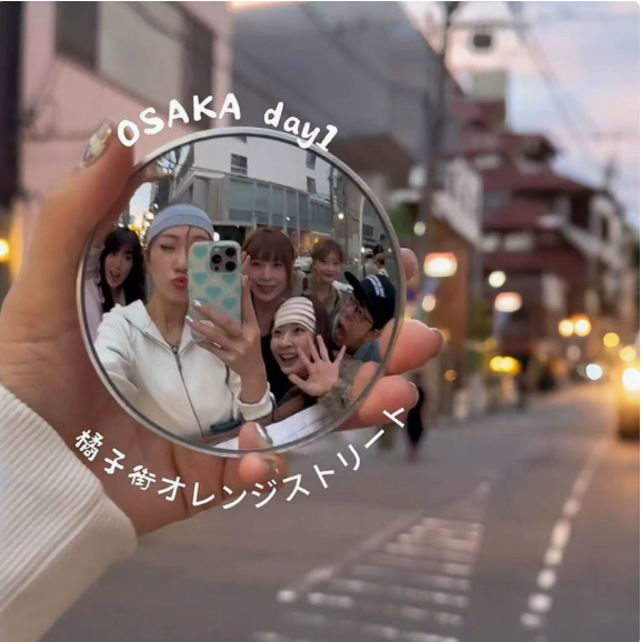 🔥Hot Sale🔥Magnetic Mini Round Convex Mirror Portable Lightweight Handheld Mirror for Travel Photography Check-in and Photo Props